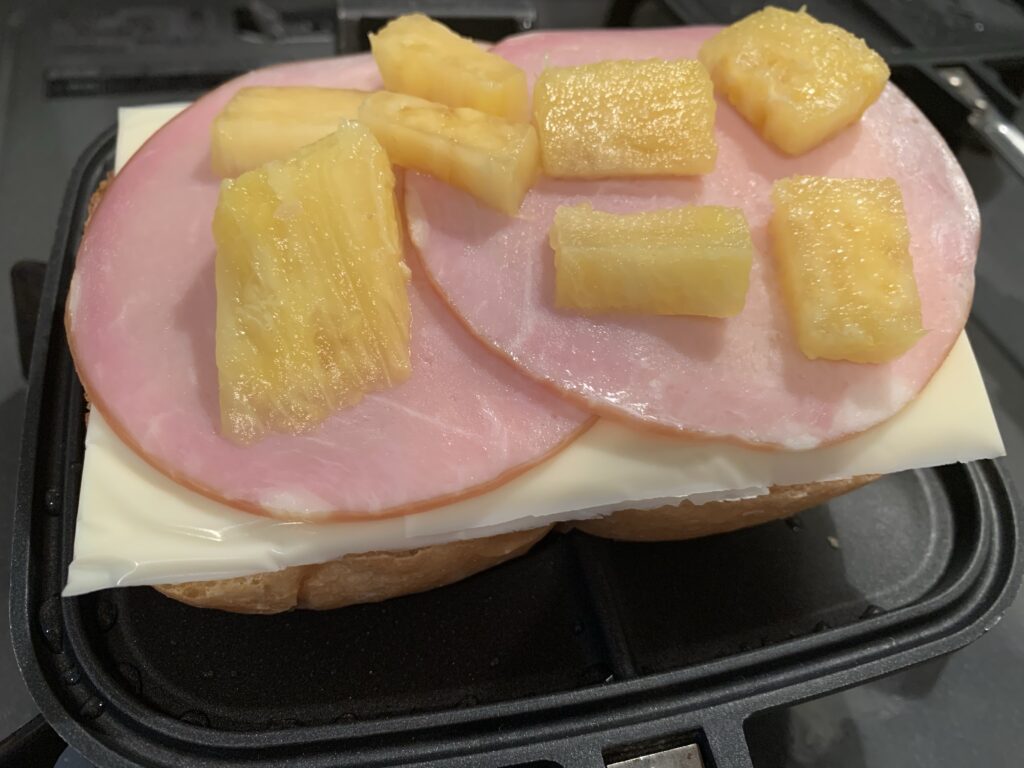 ホットサンド、パイナップルとハムとスライスチーズをパンに乗せた画像